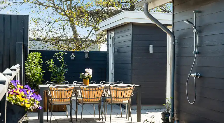 Lækkert sommerhus et stenkast fra vandkanten