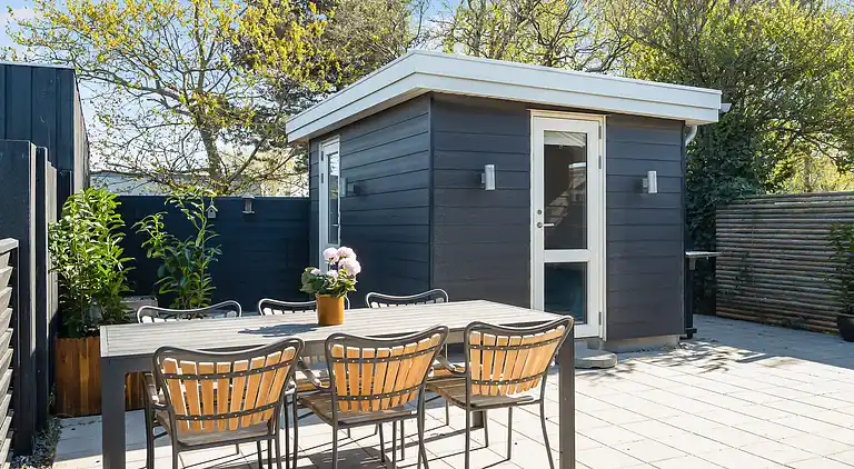 Lækkert sommerhus et stenkast fra vandkanten