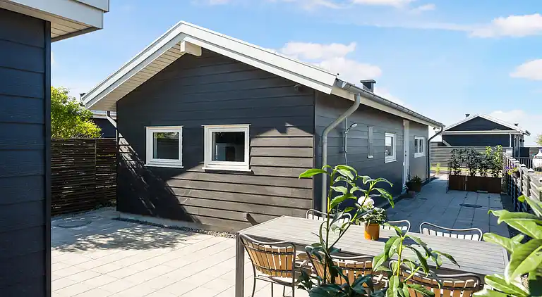 Lækkert sommerhus et stenkast fra vandkanten