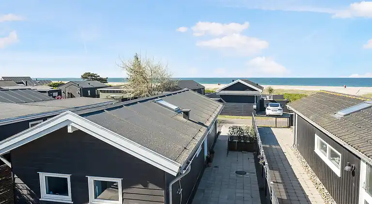 Lækkert sommerhus et stenkast fra vandkanten