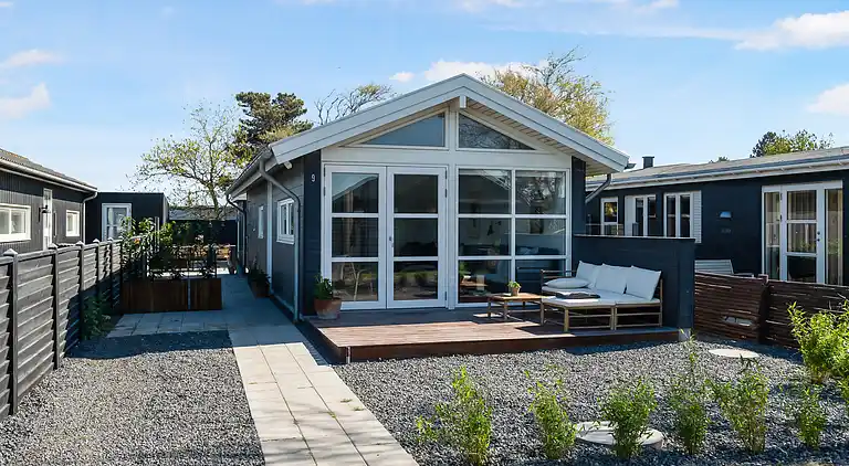 Lækkert sommerhus et stenkast fra vandkanten