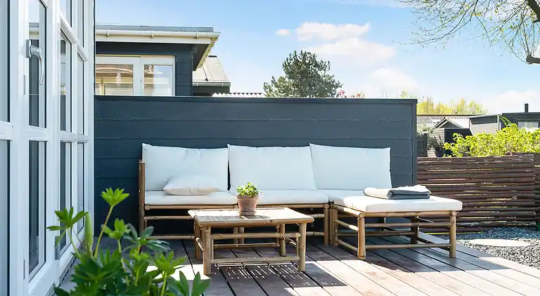 Lækkert sommerhus et stenkast fra vandkanten