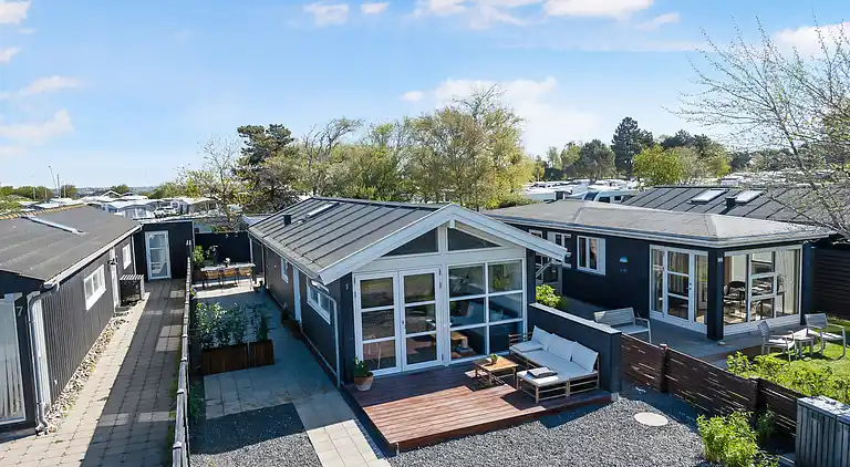 Lækkert sommerhus et stenkast fra vandkanten