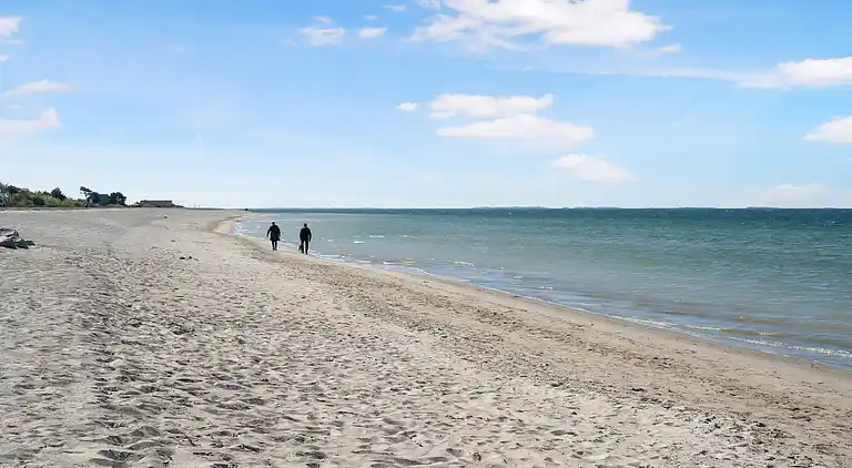 Lækkert sommerhus et stenkast fra vandkanten