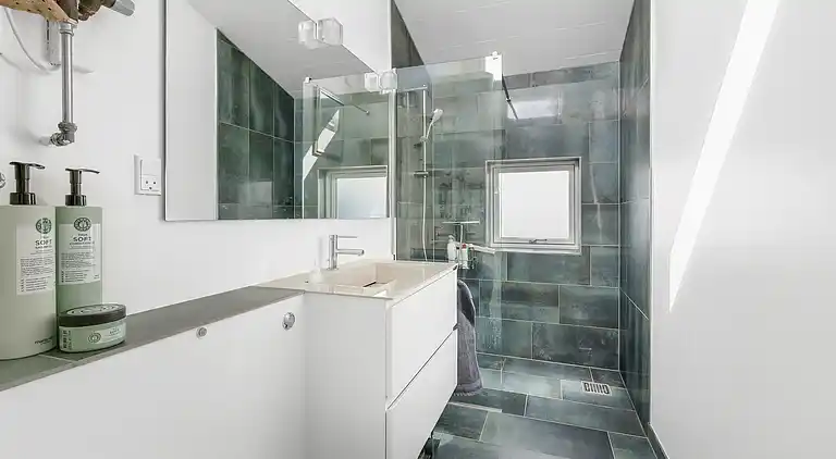 Einladendes Ferienhaus am Strand mit Seeblick