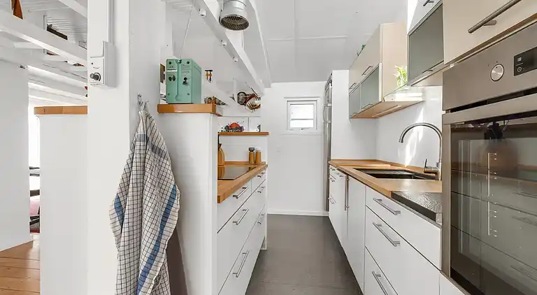 Einladendes Ferienhaus am Strand mit Seeblick