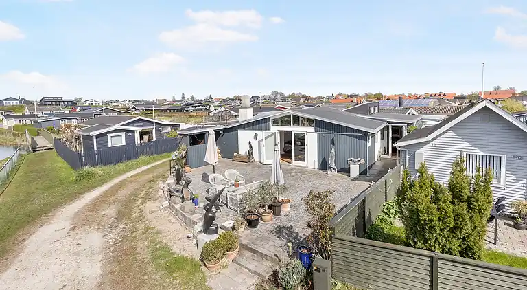 Einladendes Ferienhaus am Strand mit Seeblick