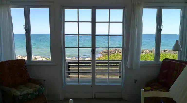 Lyst og lækkert sommerhus helt ned til vandet