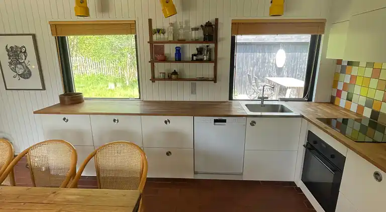 Idyllisk sommerhus nær smuk sandstrand