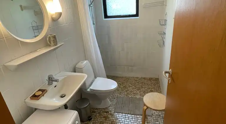 Idyllisk sommerhus nær smuk sandstrand