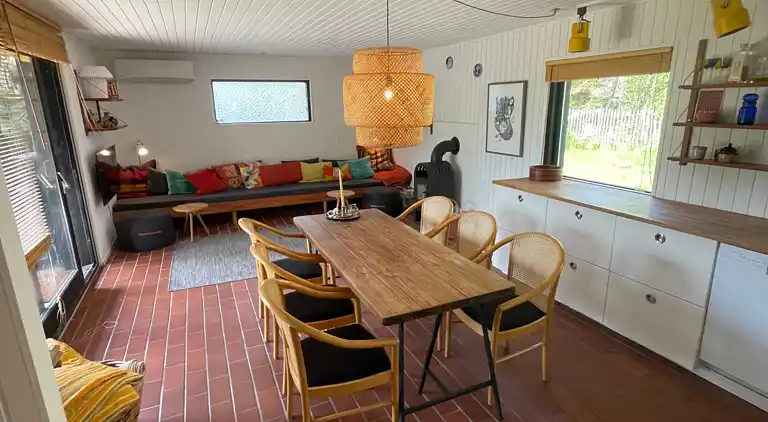 Idyllisk sommerhus nær smuk sandstrand