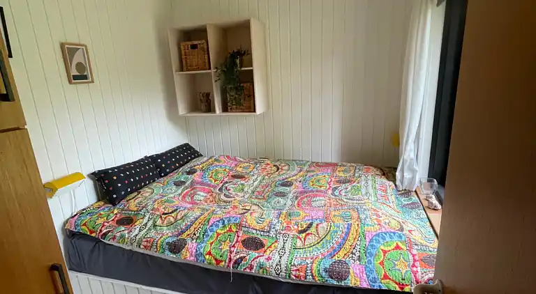 Idyllisk sommerhus nær smuk sandstrand