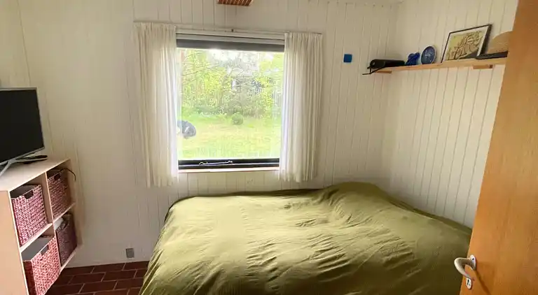 Idyllisk sommerhus nær smuk sandstrand