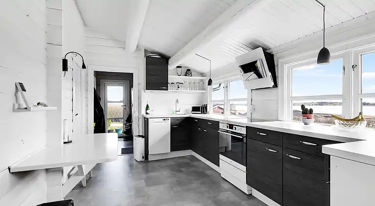 Mysig timmerstuga med utsikt över vattnet