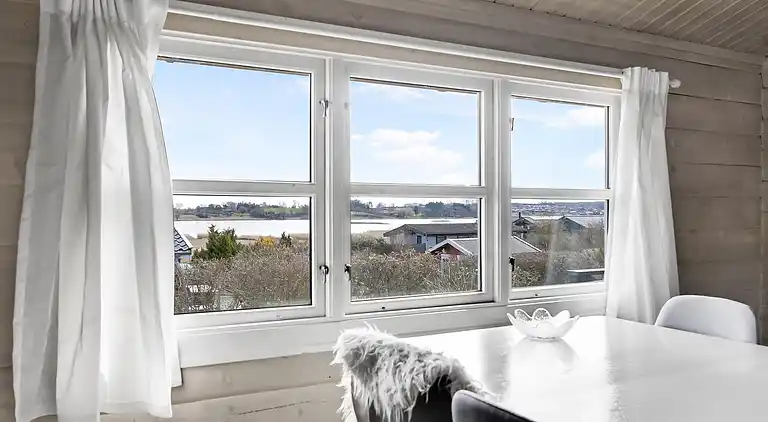 Mysig timmerstuga med utsikt över vattnet