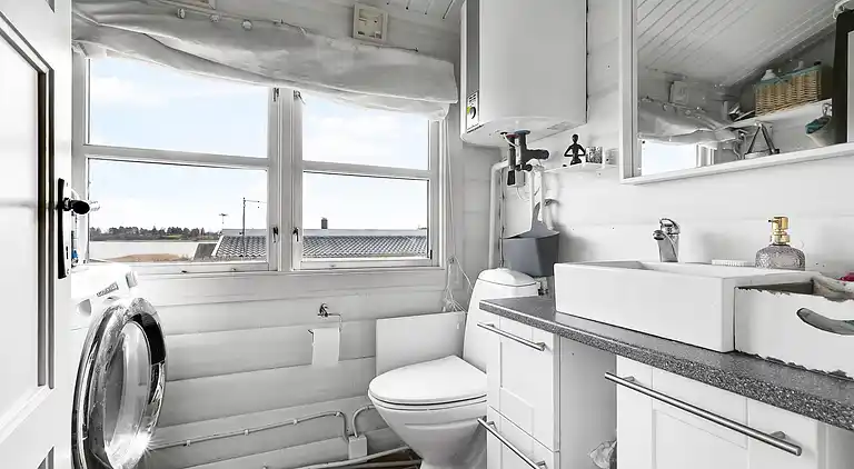 Mysig timmerstuga med utsikt över vattnet