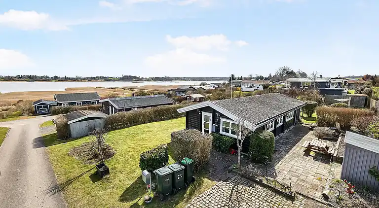 Mysig timmerstuga med utsikt över vattnet