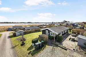 Hyggelig bjælkehytte med udsigt til vandet