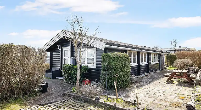 Mysig timmerstuga med utsikt över vattnet