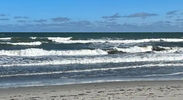 Idyllisk sommerhus nær smuk sandstrand