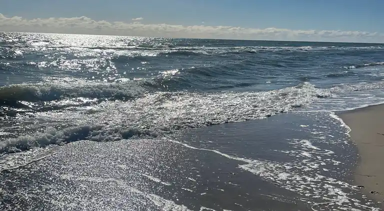 Idyllisk sommerhus nær smuk sandstrand