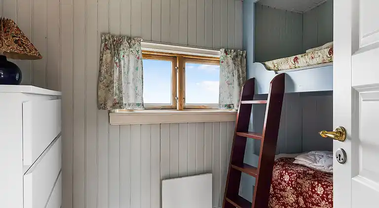 Lyst og lækkert sommerhus helt ned til vandet