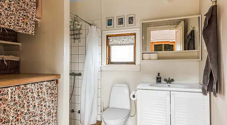 Lyst og lækkert sommerhus helt ned til vandet