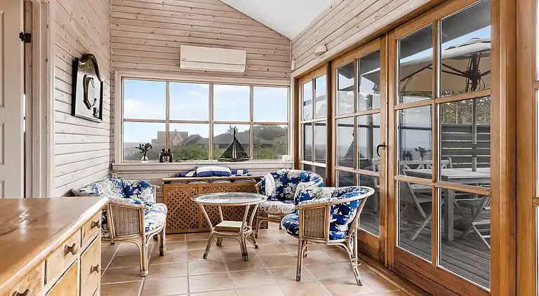 Lyst og lækkert sommerhus helt ned til vandet