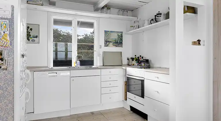 Lyst og lækkert sommerhus helt ned til vandet