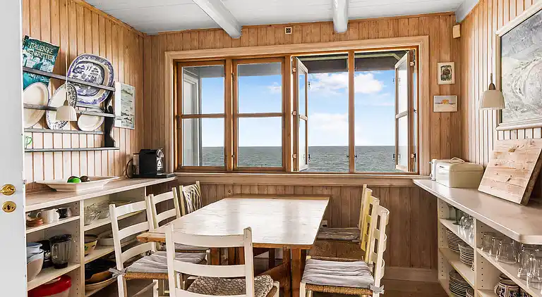 Lyst og lækkert sommerhus helt ned til vandet