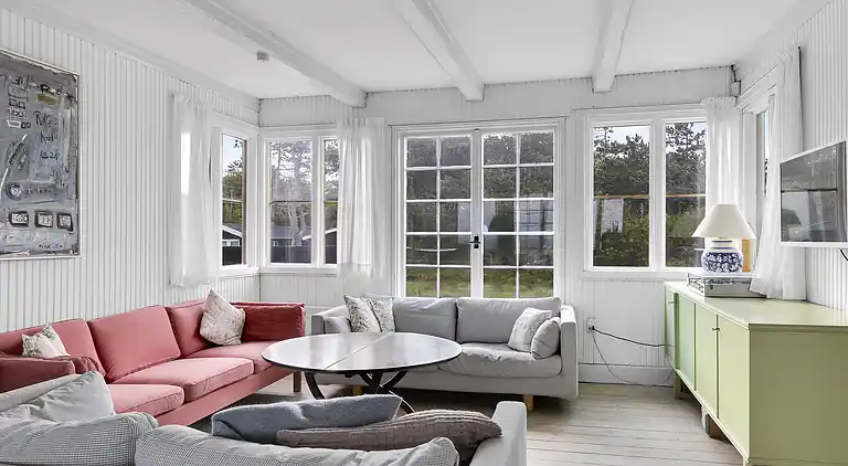 Lyst og lækkert sommerhus helt ned til vandet