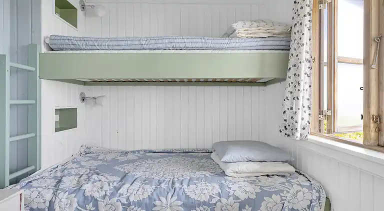 Lyst og lækkert sommerhus helt ned til vandet