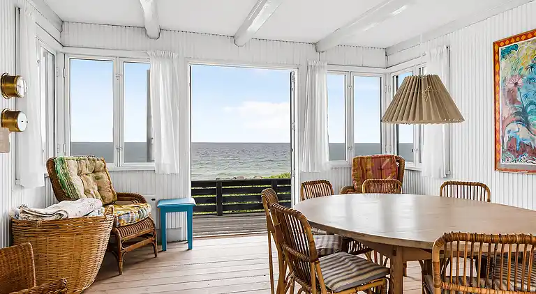 Lyst og lækkert sommerhus helt ned til vandet