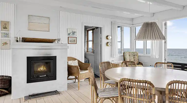 Lyst og lækkert sommerhus helt ned til vandet