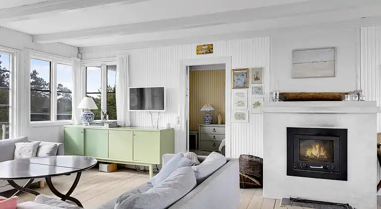 Lyst og lækkert sommerhus helt ned til vandet