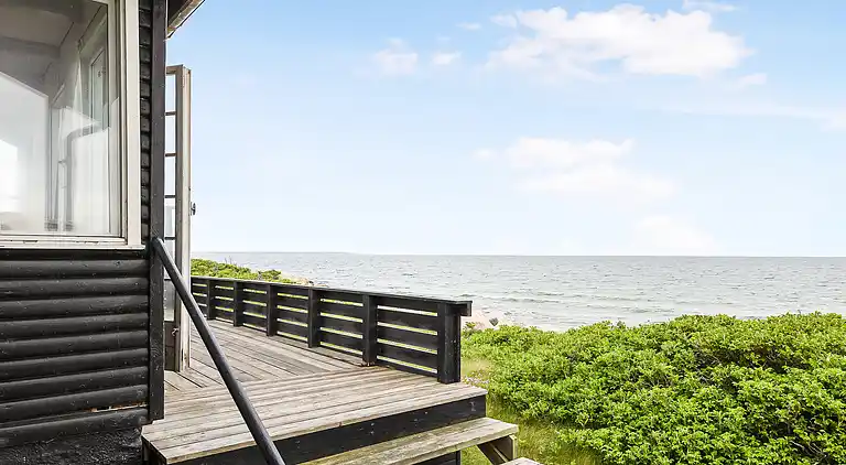 Lyst og lækkert sommerhus helt ned til vandet