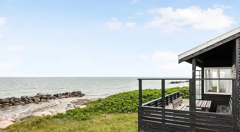 Lyst og lækkert sommerhus helt ned til vandet