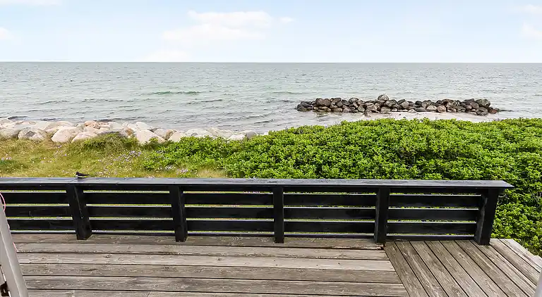 Lyst og lækkert sommerhus helt ned til vandet