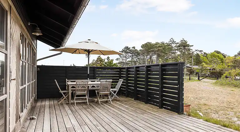 Lyst og lækkert sommerhus helt ned til vandet