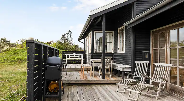 Lyst og lækkert sommerhus helt ned til vandet