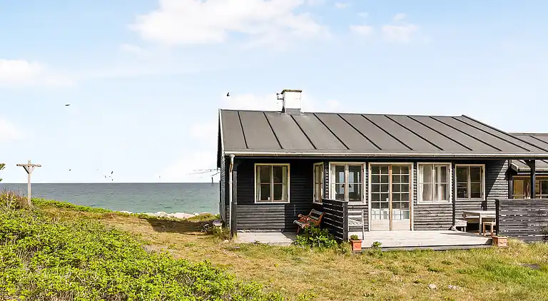 Lyst og lækkert sommerhus helt ned til vandet