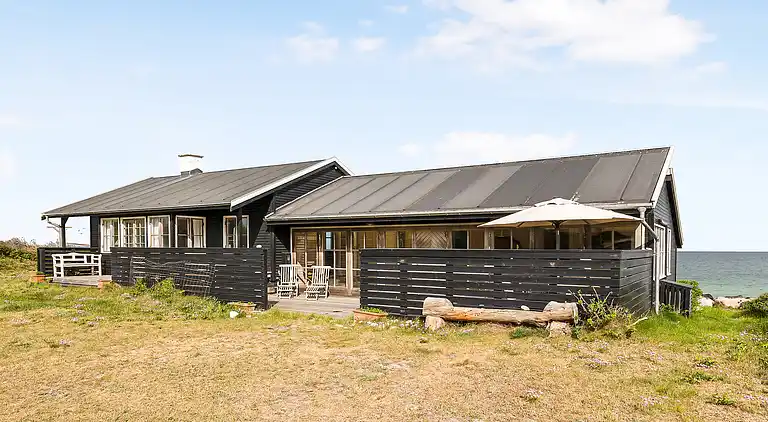 Lyst og lækkert sommerhus helt ned til vandet
