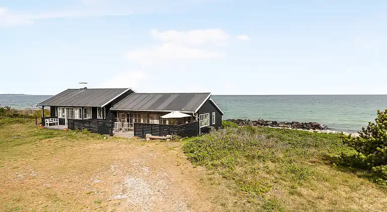 Lyst og lækkert sommerhus helt ned til vandet