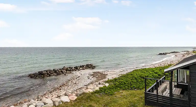 Lyst og lækkert sommerhus helt ned til vandet