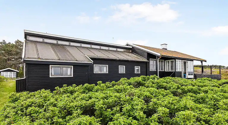 Lyst og lækkert sommerhus helt ned til vandet