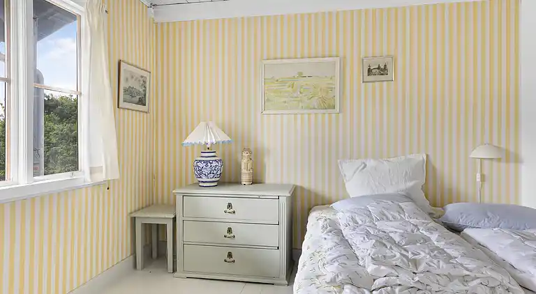 Lyst og lækkert sommerhus helt ned til vandet