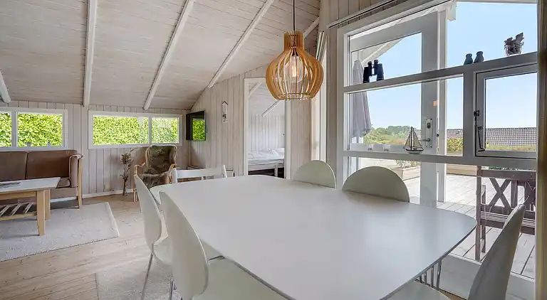 Feriehus med badstue, badestamp og havutsikt