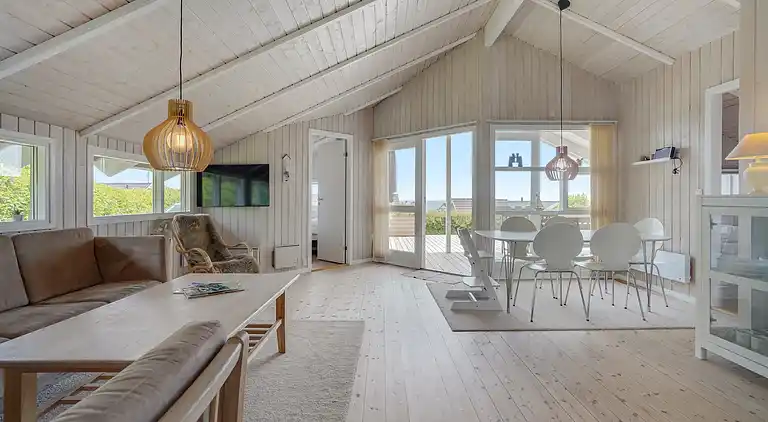 Feriehus med badstue, badestamp og havutsikt