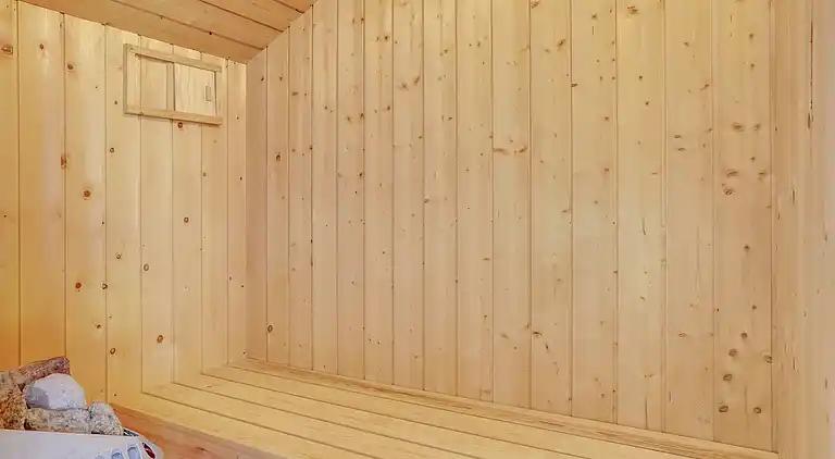 Feriehus med badstue, badestamp og havutsikt