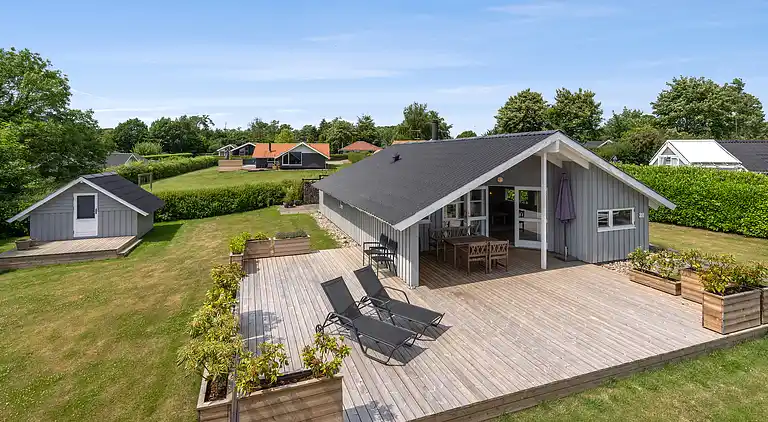 Feriehus med badstue, badestamp og havutsikt